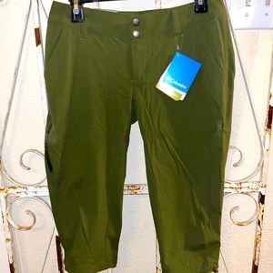 Columbia women’s cargo shorts, olive green, size 6